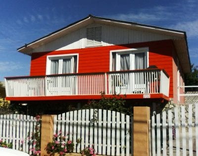 Acogedora casa de madera en la playa