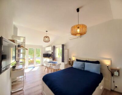Studio cosy – Petit-déjeuner et jacuzzi en option